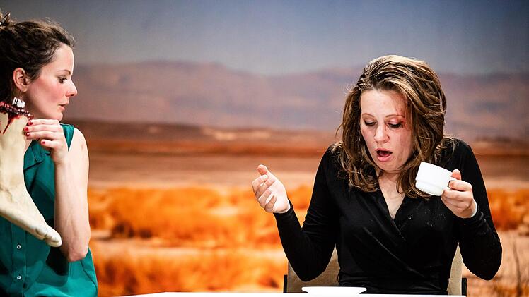 Furioses Kammerspiel: Szene aus der Coburger Erstaufführung der Komödie "Gespräch wegen der Kürbisse" in der Reithalle.Foto: Sebastian Buff