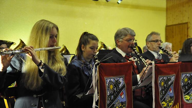 Erfrischend jung und dynamisch präsentierte sich der Musikverein Kothen unter der musikalischen Leitung von Thomas Reuß bei der Festveranstaltung "140 Jahre Blasmusik in Kothen". Foto: Peter Klopf