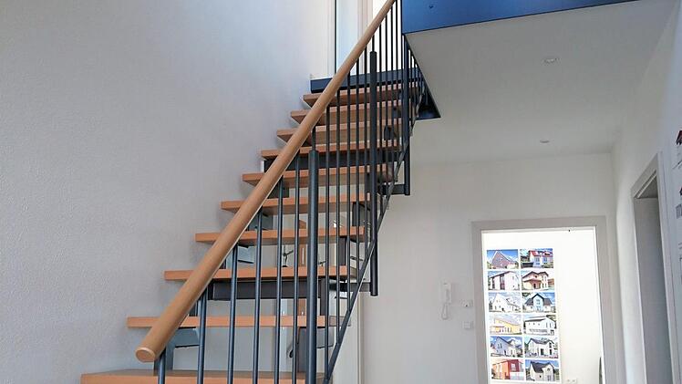 Die Treppe führt ins lichtdurchflutete Obergeschoss