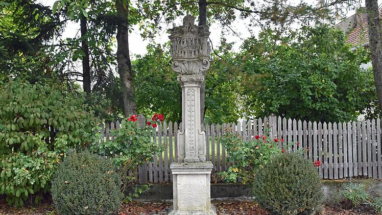 Günther Werner lobte den Obst- und Gartenbauverein, dass er den Patz um den Bildstock  in der Gleißnergasse pflegt. Ulrike Langer