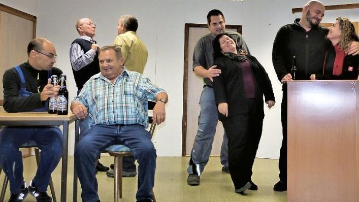 Für das neue Stück "Der Wiesenwalzen-Skandal" laufen die Proben der Theatergruppe des TSV Harsdorf auf Hochtouren.  Foto: Werner Reißaus