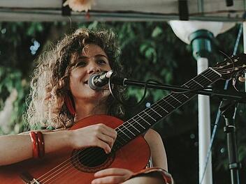 Johanna Hirschler lebt seit acht Jahren in Brasilien und hat dort ihre Leidenschaft für die Musik zum Beruf gemacht. Foto: Camila França