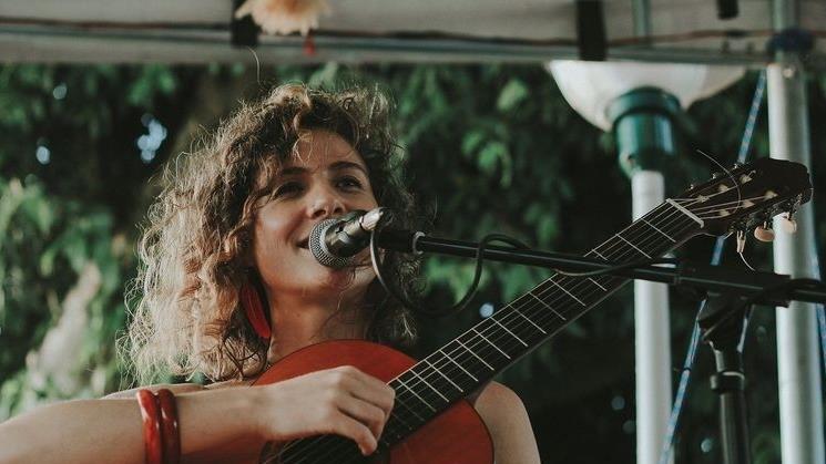 Johanna Hirschler lebt seit acht Jahren in Brasilien und hat dort ihre Leidenschaft für die Musik zum Beruf gemacht. Foto: Camila França