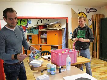 Frank Welz (links) und Matthias Breunlein leiten das Jugendhaus und haben nun eine erfolgreiche Erneuerung angeregt. Foto: Josef Hofbauer