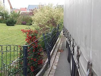 Diesen Gartenzaun in Hetzles haben bereits fünf Lkws beschädigt. Damit soll nach dem Willen des Gemeinderats jetzt Schluss an.  Foto: Pelke