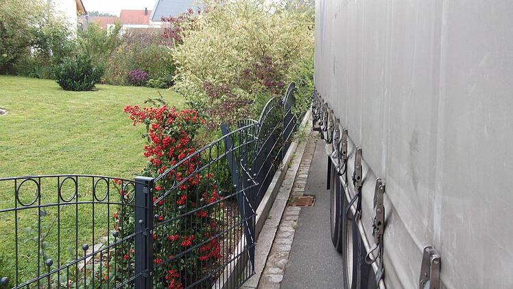 Diesen Gartenzaun in Hetzles haben bereits fünf Lkws beschädigt. Damit soll nach dem Willen des Gemeinderats jetzt Schluss an.  Foto: Pelke