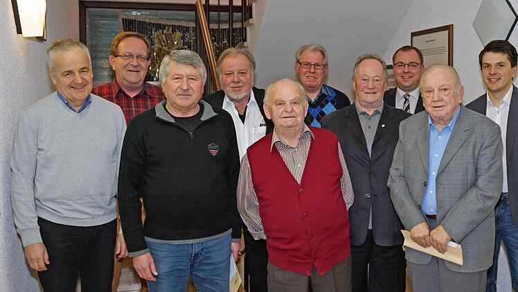 Auszeichnung für besondere Leistungen im Ehrenamt (von links): Rainer Probst, Ulrich Scholz (Vorsitzender TSV Unterlauter), Günther Ehrlicher, Claus Forkel, Josef Menzel, Dieter Scheler, Günter Engel, Bürgermeister Sebastian Straubel, Klaus Taubmann und Sebastian Probst. Foto: Andreas Herzog