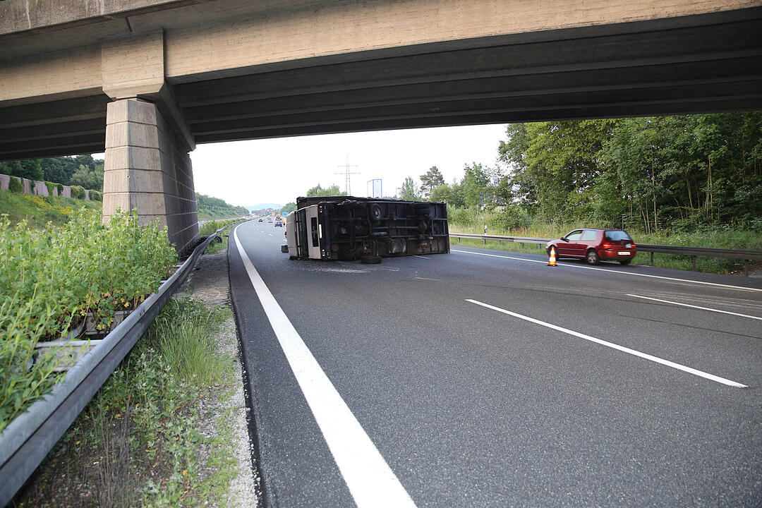 Lkw verliert Hinterreifen und stuerzt um