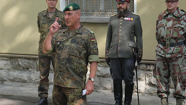 Brigadegeneral Gert-Johannes Hagemann (vorne), Kommandeur des Ausbildungszentrums Infanterie, eröffnete am Samstag den Tag der offenen Tür in der Saaleck-Kaserne.  Foto: Gerd Schaar