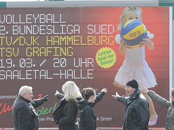 Für Gesprächsstoff ist gesorgt: Die großflächige Werbung für die TV/DJK-Heimspiele hat das Interesse am Volleyballsport geweckt. Foto: ssp