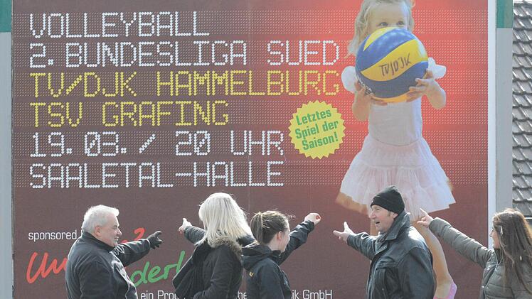 Für Gesprächsstoff ist gesorgt: Die großflächige Werbung für die TV/DJK-Heimspiele hat das Interesse am Volleyballsport geweckt. Foto: ssp