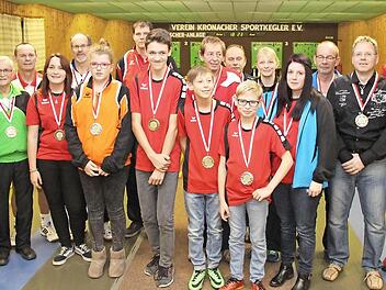 Der Verein Kronacher Sportkegler ehrte seine Vereinsmeister mit Medaillen, die stellvertretender Vorsitzender Michael Lubina (2. von rechts) überreichte. Foto: Rainer Glissnik