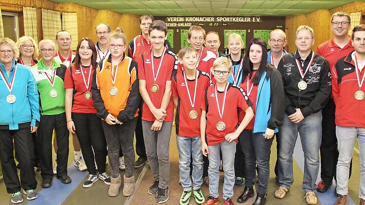 Der Verein Kronacher Sportkegler ehrte seine Vereinsmeister mit Medaillen, die stellvertretender Vorsitzender Michael Lubina (2. von rechts) überreichte. Foto: Rainer Glissnik