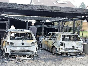 Zwei VW Golf brannten in dem Carport in der Ermershäuser Hauptstraße mit aus. Auch der Zaun zum Nachbaranwesen ging in Flammen auf. Am Dienstagmorgen waren Brandermittler der Kripo Schweinfurt damit beschäftigt, die Brandursache ausfindig zu machen.  Foto: Ralf Kestel