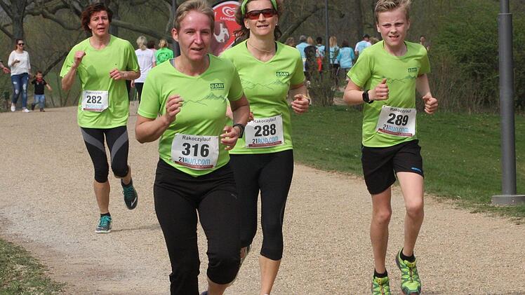 Dass die grünen Trikots des Alpenvereins auch in diesem Jahr wieder zahlenmäßig am stärksten vertreten waren, dafür sorgte einmal mehr Franziska von Schaabner (Startnummer 288), die im Hauptlauf mit ihren Sohn Moritz selbst flott unterwegs war.
