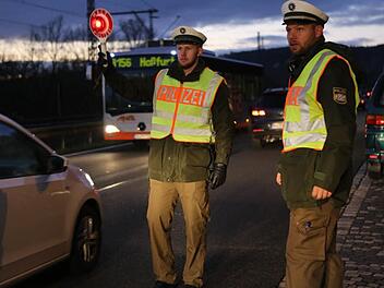 Auf Anhaltesignale der Polizeistreife reagierte der Beschuldigte nicht und raste weiter Symbolbild: Armin Weigel/dpa