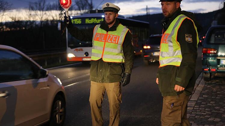 Auf Anhaltesignale der Polizeistreife reagierte der Beschuldigte nicht und raste weiter Symbolbild: Armin Weigel/dpa