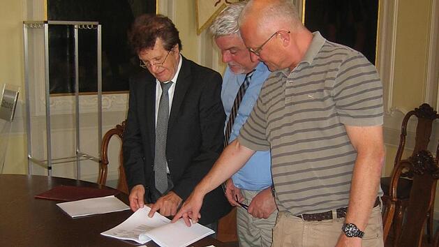 Friedrich Herdan, OB Norbert Tessmer und Willi Kuballa (von links) legten Briefe und Protokolle vor, in denen es um die Ausnahmegenehmigung f&uuml;r den Instrumentenflug auf der Brandensteinsebene geht. Foto: Ulrike Nauer