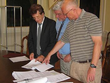 Friedrich Herdan, OB Norbert Tessmer und Willi Kuballa (von links) legten Briefe und Protokolle vor, in denen es um die Ausnahmegenehmigung für den Instrumentenflug auf der Brandensteinsebene geht. Foto: Ulrike Nauer