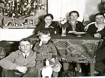 Weihnachten ist die Zeit des Blätterns in alten Familienalben.  Foto: Repro Anja Vorndran