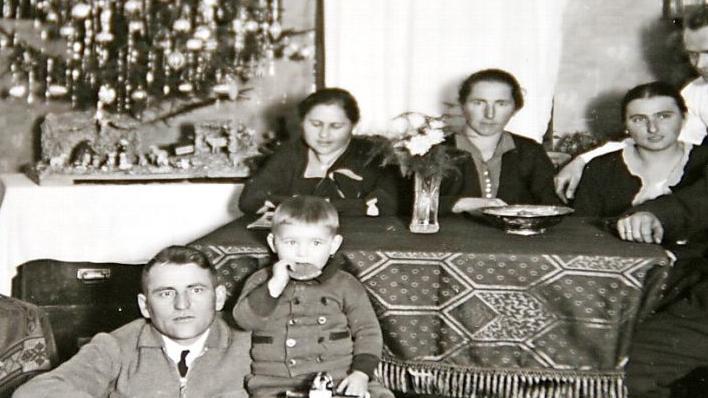 Weihnachten ist die Zeit des Blätterns in alten Familienalben.  Foto: Repro Anja Vorndran