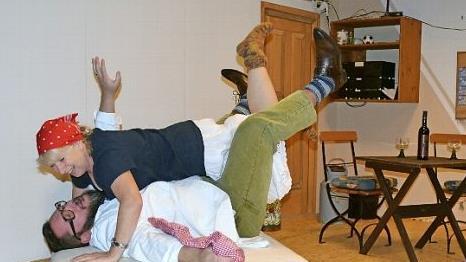 Bisweilen geht es stürmisch zu im Dreiakter der Oberwohlsbacher Laienspieler. Foto: Rainer Lutz