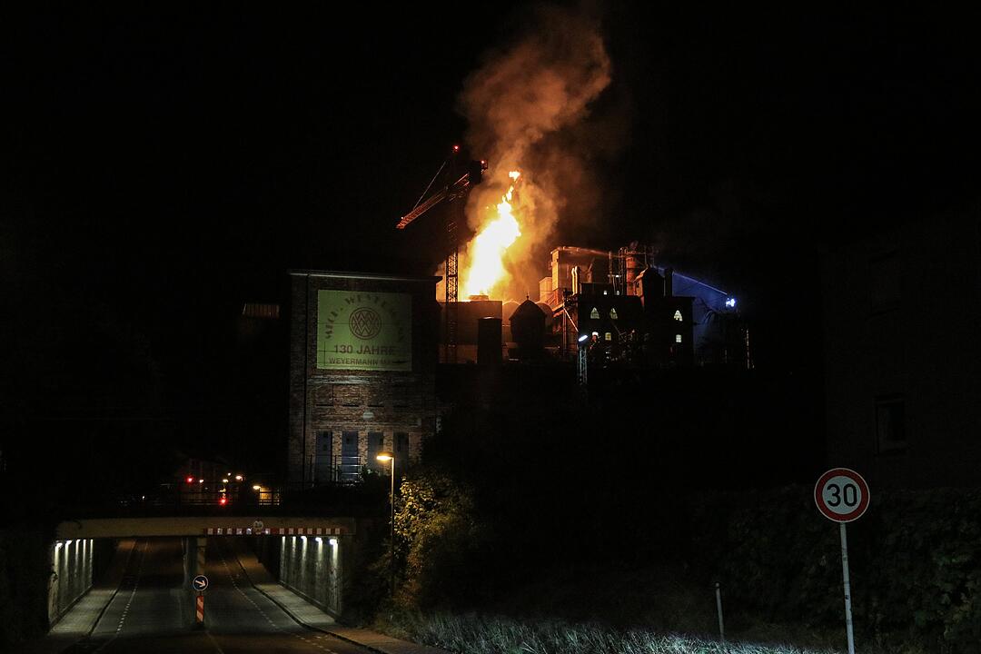 Malzfabrik Weyermann in Bamberg in Flammen: Einsatzkräfte kämpfen stundenlang gegen das Feuer