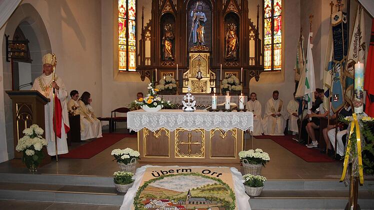 Den Festgottesdienst zum 150. Weihetag der Kirche St. Thomas in Wallenfels feierte man mit Weihbischof Herwig Gössl.  Franz Behrschmidt