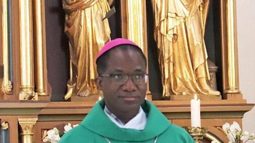 Erzbischof Djalwana Laurent Lompo zelebriert heute, Donnerstag, in Röttenbach den Gottesdienst Foto: Johanna Blum