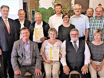 Am Wettbewerb "Unser Dorf hat Zukunft" beteiligten sich Mitwitz und Kehlbach. Mit im Bild Landrat Klaus Löffler, die Bürgermeister Thomas Löffler und Hans-Peter Laschka, Kreisvorsitzender Fritz Pohl und Kreisfachberaterin Beate Singhartinger sowie weitere Gartenfreunde aus dem geehrten Gemeinden.  Foto: Gerd Fleischmann