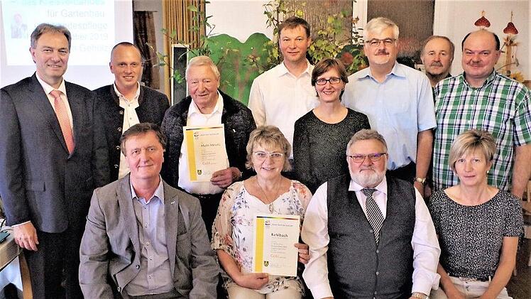 Am Wettbewerb "Unser Dorf hat Zukunft" beteiligten sich Mitwitz und Kehlbach. Mit im Bild Landrat Klaus Löffler, die Bürgermeister Thomas Löffler und Hans-Peter Laschka, Kreisvorsitzender Fritz Pohl und Kreisfachberaterin Beate Singhartinger sowie weitere Gartenfreunde aus dem geehrten Gemeinden.  Foto: Gerd Fleischmann