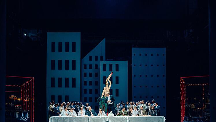 Und die Moral von der Geschicht? Trau keinem selbsternannten Drachentöter nicht! Ensembleszene mit integrierten Schlagwerken aus der Oper "Lanzelot" in der großartigen Inszenierung von Peter Konwitschny.  Foto: Candy Welz