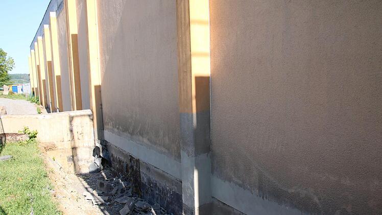 Der Sockelbereich der Mehrzweckhalle ist teilweise aufgegraben. Thomas Malz