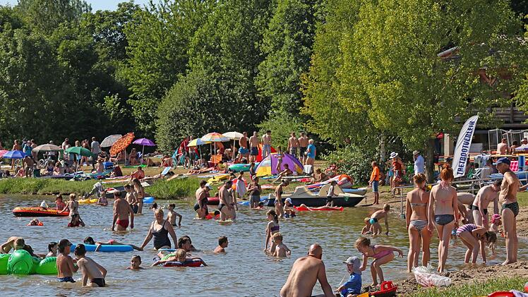 Bis an die Kapazitätsgrenze ausgelastet war der Rudufersee am Sonntagnachmittag. Das herrliche Badewetter und das Seefest der Wasserwacht trugen ihren Teil dazu bei, dass die Parkplätze hoffnungslos überfüllt und auch am "Strand" kaum noch ein größeres freies Plätzchen zu ergattern waren. Hochbetrieb herrschte auch im Wasser. Die Männer und Frauen der Wachstation konnten deshalb die Badenden keine Sekunden aus den Augen lassen. Auch in den kommenden Tagen soll das hochsommerliche Wetter noch ...