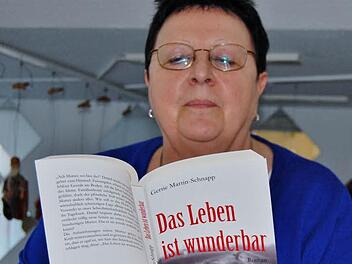 Autorin Gertie Martin-Schnapp mit ihrem ersten Roman "Das Leben ist wunderbar" Foto: Sigismund von Dobschütz