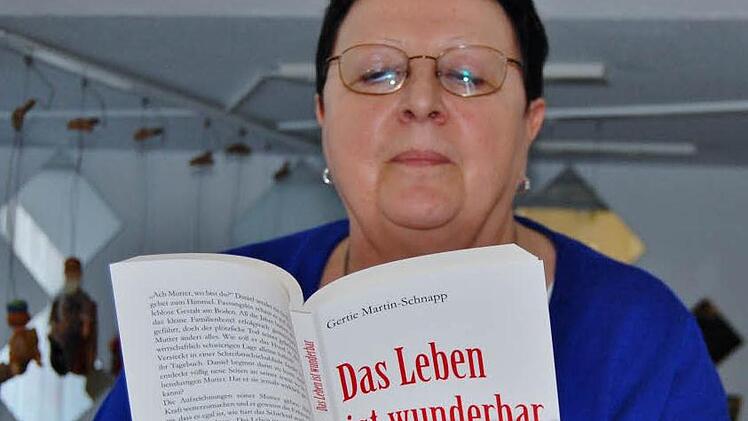 Autorin Gertie Martin-Schnapp mit ihrem ersten Roman "Das Leben ist wunderbar" Foto: Sigismund von Dobschütz