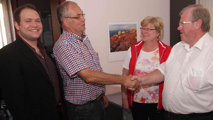 Christian Weisel (l.) und Hans Böhmer gratulieren Konrad Ochs und seiner Frau Agnes.