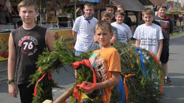 Die jungen Ortsburschen warteten mit ihrem Kerwabaum, bis die Älteren ihre Arbeit beendet hatten. Foto: Roland Meister