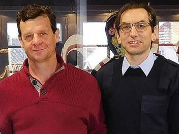 Seit vier Jahrzehnten ist Reinhold Strätz (links) bei der Feuerwehr in Steinbach aktiv. Vorsitzender Michael Schor ehrte ihn dafür und es gab eine Urkunde und einen Bierkrug.  Foto: rn