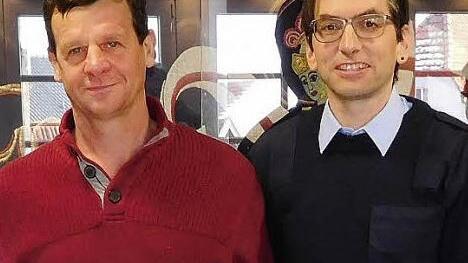 Seit vier Jahrzehnten ist Reinhold Strätz (links) bei der Feuerwehr in Steinbach aktiv. Vorsitzender Michael Schor ehrte ihn dafür und es gab eine Urkunde und einen Bierkrug.  Foto: rn