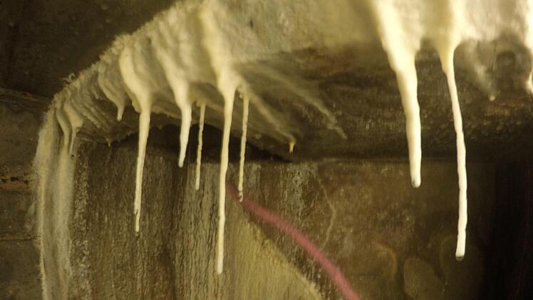 Am Beton zur Stützwand haben sich Tropfsteine gebildet. Ein Zeichen dafür, dass unerwünscht Wasser eindringt.