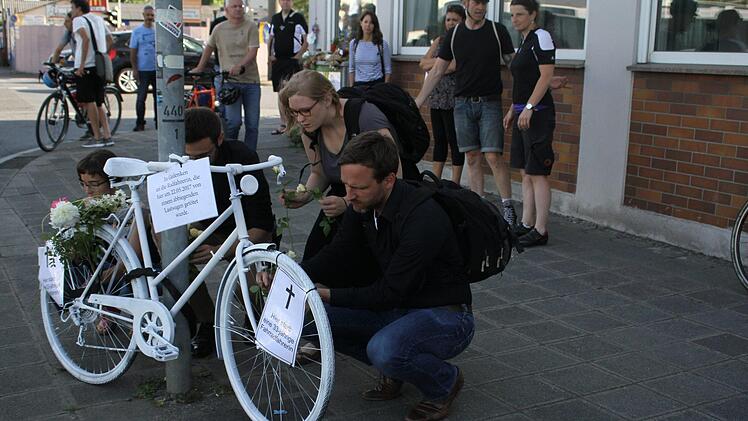 Zum Andenken an eine am 22. Mai t&ouml;dlich verungl&uuml;ckte Radfahrerin wurde am Mittwochabend an der Unfallstelle in N&uuml;rnberg ein so genanntes Ghostbike aufgestellt. Foto: NEWS5 / Friedrich