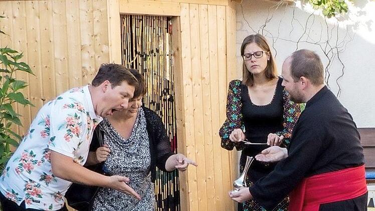 Eine Szene aus den Aufführungen der Stettfelder Freilichtbühne: Mit großer Geste erklären Professor von Stein (Christian Ziegler) und seine Assistentin Celeste (Bettina Fösel) den Gemeinderäten Liselotte und Richard (Christine Krug und David Krüger) die Vorzüge des Heilwassers (von rechts).  Foto: cz/pr