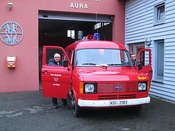 Die Freiwillige Feuerwehr Aura erhält ein neues Fahrzeug. Das derzeitige Modell, das Rainer und Andreas Nuss (von links) hier zeigen, ist bereits 34 Jahre alt.           Winfried Ehling