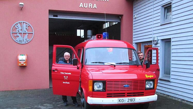 Die Freiwillige Feuerwehr Aura erhält ein neues Fahrzeug. Das derzeitige Modell, das Rainer und Andreas Nuss (von links) hier zeigen, ist bereits 34 Jahre alt.           Winfried Ehling