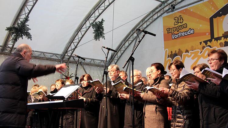 Ronald Scheuer dirigierte den Philharmonischen Chor .  Fotos: Richard Sänger