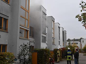 Rauch quoll aus den Fenstern der Wohnung.  Foto: Ronald Rinklef