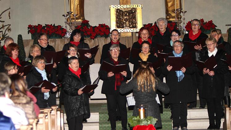 Der Frauenchor mit seiner neuen Leiterin Clara Viering