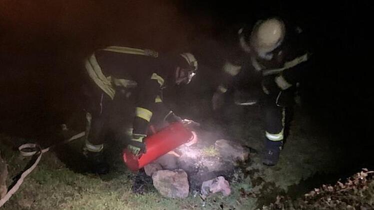Von der Feuerwehr wurde ein Lagerfeuer gelöscht.  Foto: Tobias Dittrich