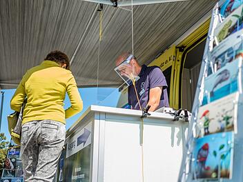 Die Mitarbeiter VSR-Gewässerschutz haben am Montagnachmittag im Akkord Wasserproben eingesammelt. Fotos: Lea Schreiber